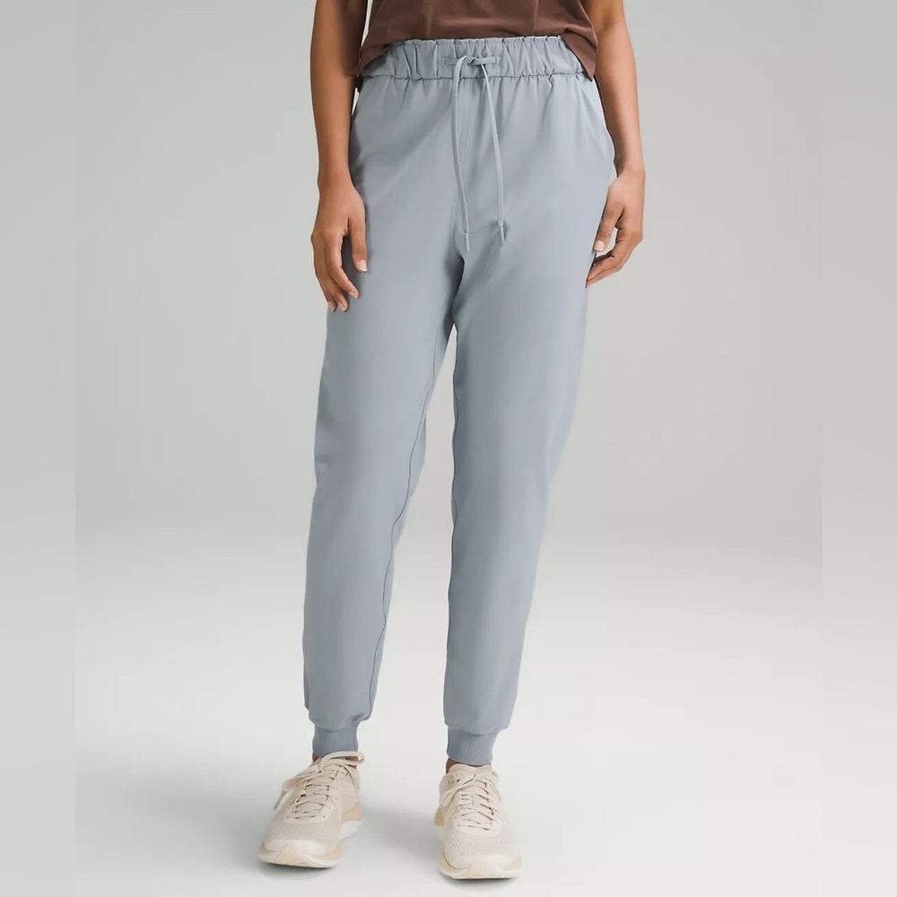 Lululemon Stretch High-Rise Jogger *Full Length
Chambray Size 2
